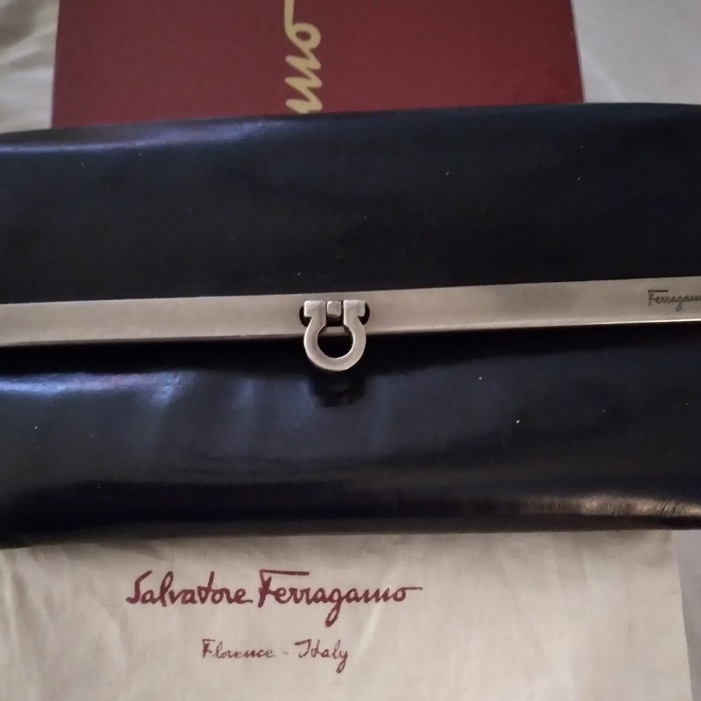 Salvatore Ferragamo Wallet Gancini.  Made in Italy Genuine. Italian Leather